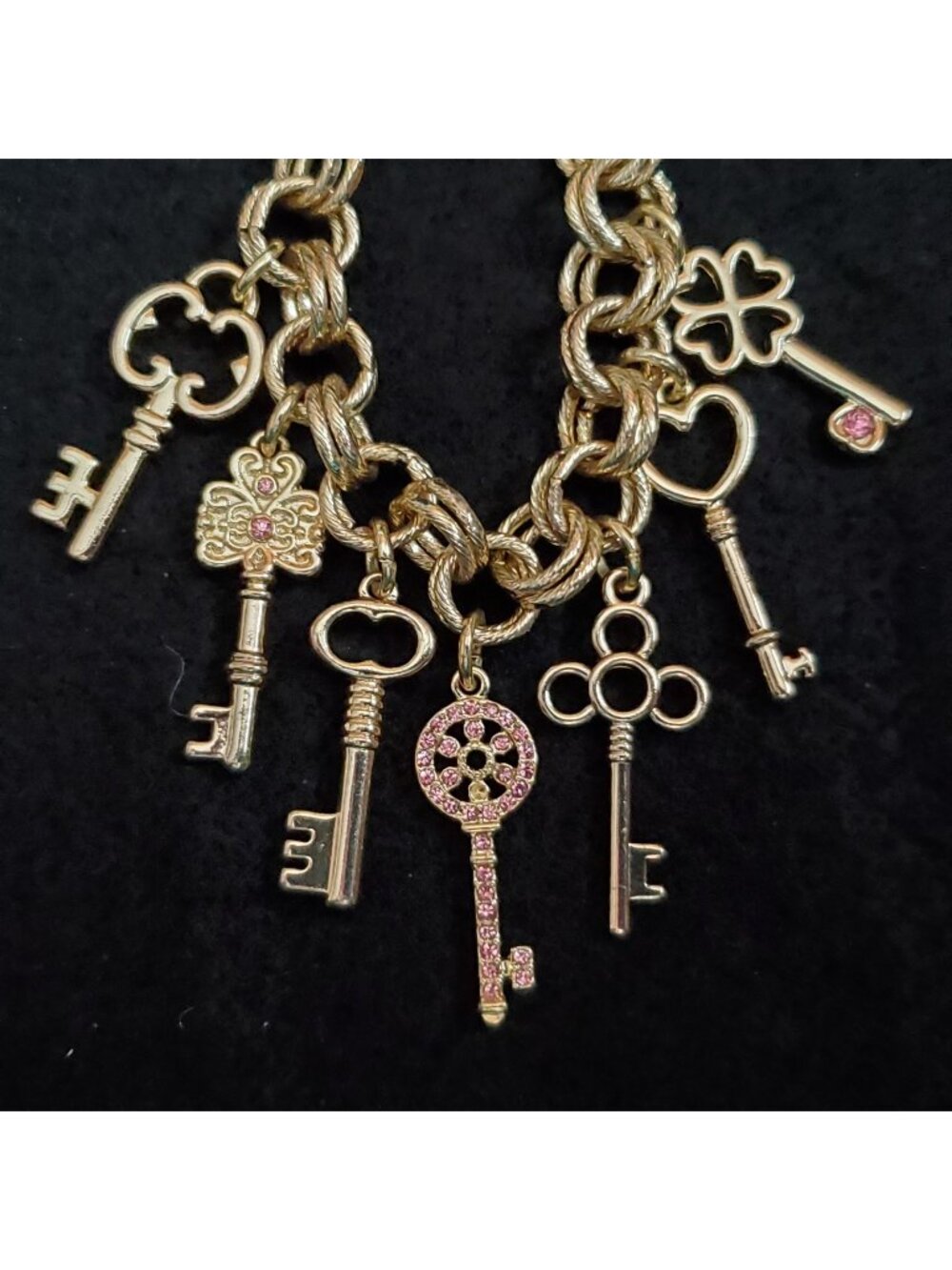 Graziano Charm Bracelet Dangle Keys Gold Tone 7-8"
